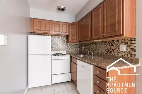 5820 N Sheridan Rd #305, Chicago, IL 60660