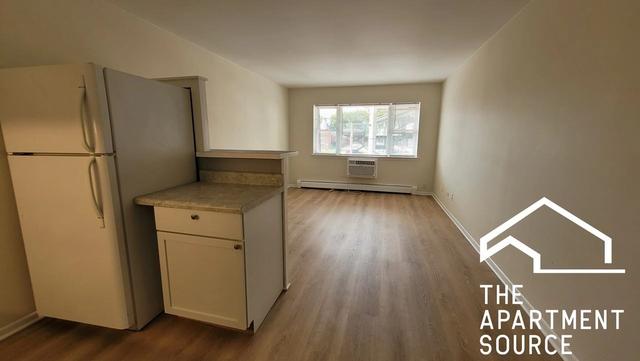 1039 College Ave #10W, Wheaton, IL 60187