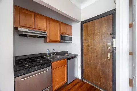 948 W Cuyler Ave #104, Chicago, IL 60613