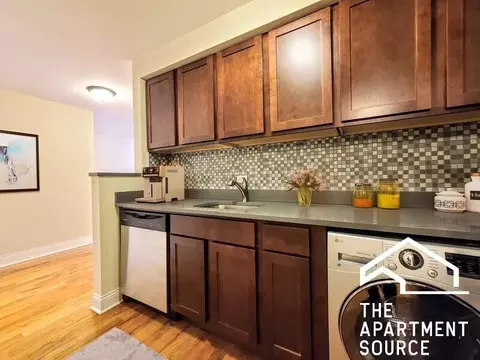 555 W Arlington Pl #408, Chicago, IL 60614