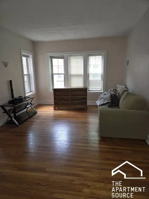 828 Reba Pl #2S, Evanston, IL 60202