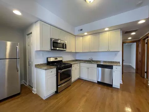 3050 N Milwaukee Ave #2R, Chicago, IL 60618