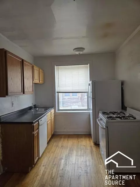 2348 W Touhy Ave #2H, Chicago, IL 60645