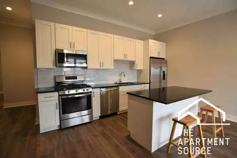 927 W Irving Park Rd #205, Chicago, IL 60613