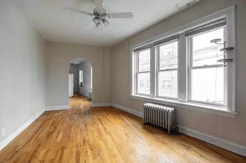 1145 W Morse Ave #105, Chicago, IL 60626