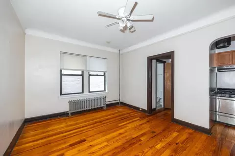 948 W Cuyler Ave #209, Chicago, IL 60613