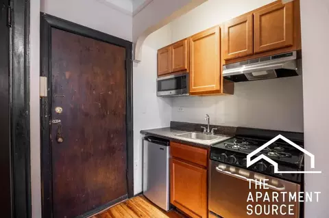 948 W Cuyler Ave #102, Chicago, IL 60613