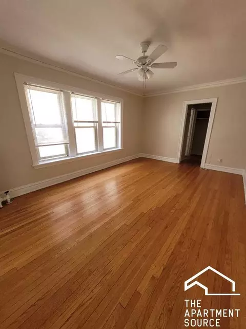1421 W Farwell Ave #209, Chicago, IL 60626