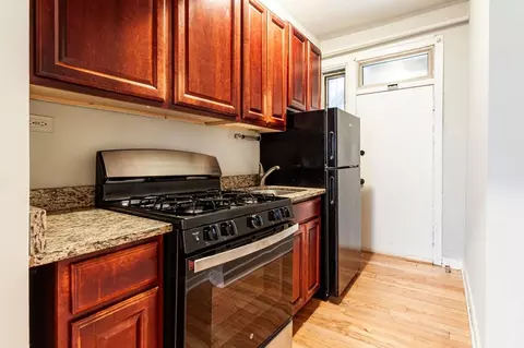 546 W Surf St #GDN, Chicago, IL 60657