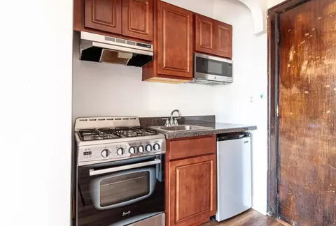 948 W Cuyler Ave #302, Chicago, IL 60613