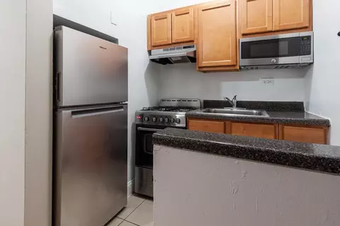 948 W Cuyler Ave #3, Chicago, IL 60613