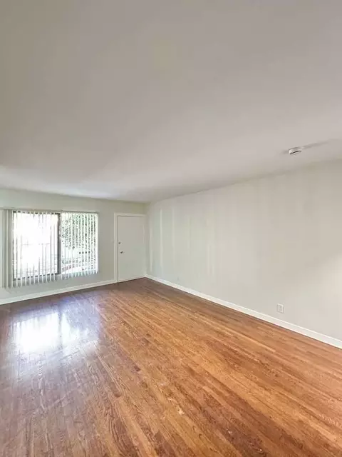 1015 E Appleton St, Long Beach, CA 90802 photo 2