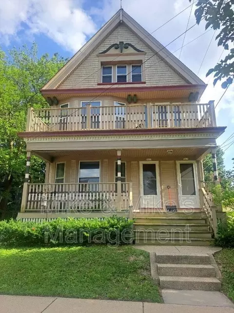 5613 W Lloyd St, Milwaukee, WI 53208
