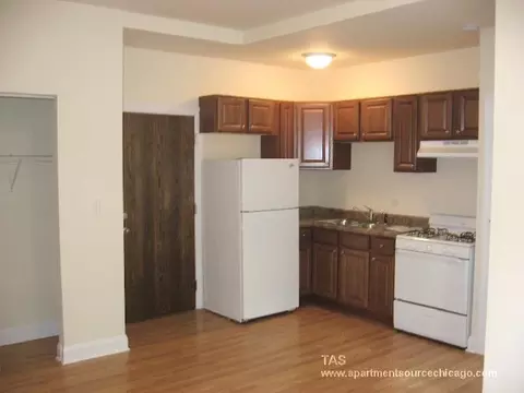 2600 N Kimball Ave #402, Chicago, IL 60647