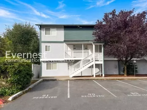8823 Holly Dr, Everett, WA 98208