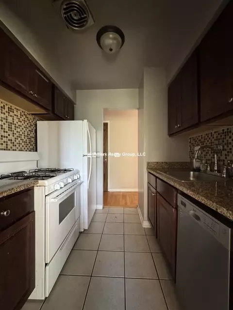 5820 N Sheridan Rd #203, Chicago, IL 60660