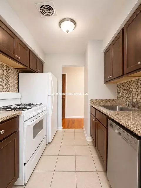 5820 N Sheridan Rd #203, Chicago, IL 60660