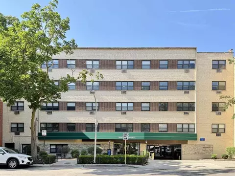 530 W Surf St #206, Chicago, IL 60657