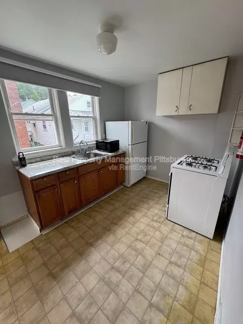 627 5th Ave, Coraopolis, PA 15108