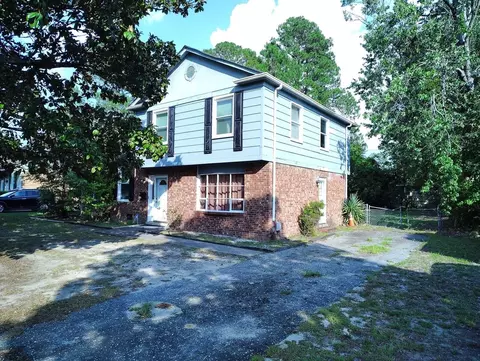 515 Farmview Dr, Fayetteville, NC 28311