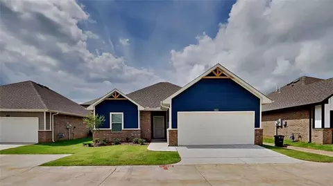 6904 Labelle Dr, Warr Acres, OK 73132