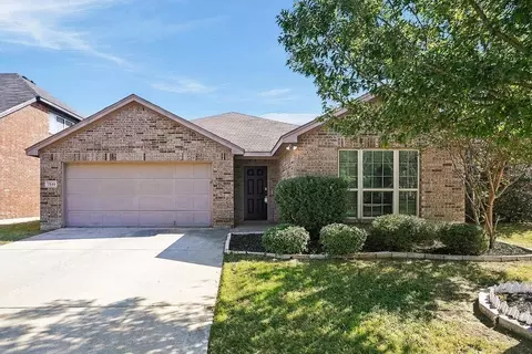7649 Hollow Forest Dr, Fort Worth, TX 76123