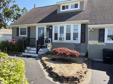 154 Adams St E #2, East Islip, NY 11730