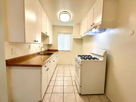1535 W 102nd St #6, Westmont, CA 90047