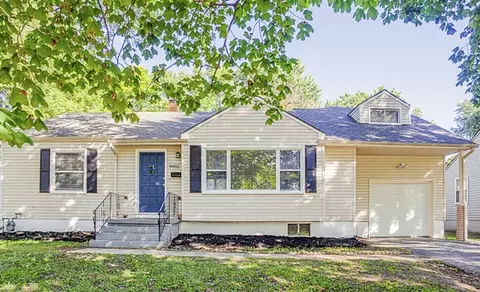 9902 E 34th St S, Independence, MO 64052