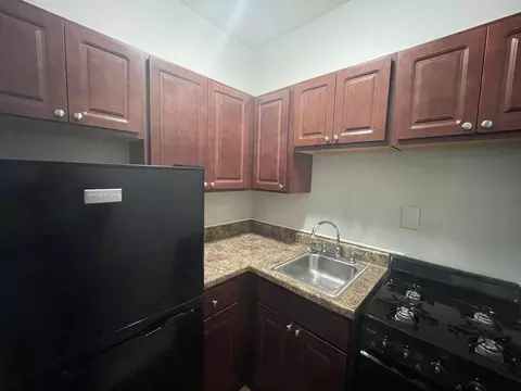 661 W Sheridan Rd #108, Chicago, IL 60613