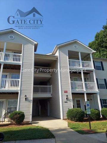 905 Hanahan Ct, Greensboro, NC 27409