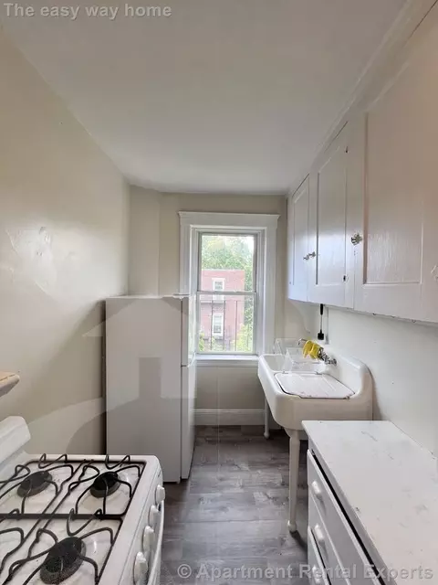 15 Linnaean St #18, Cambridge, MA 02138