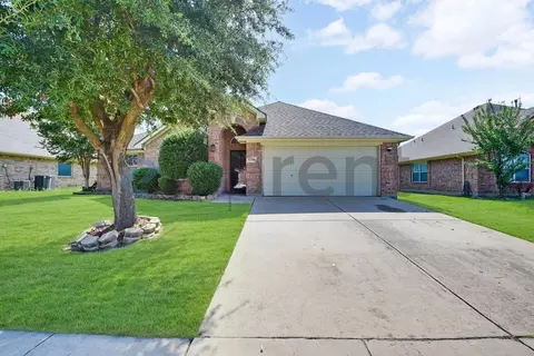 5228 Lake Grove Dr, Grand Prairie, TX 75052
