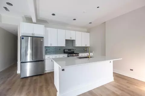 821 W Montrose Ave #23-3, Chicago, IL 60613