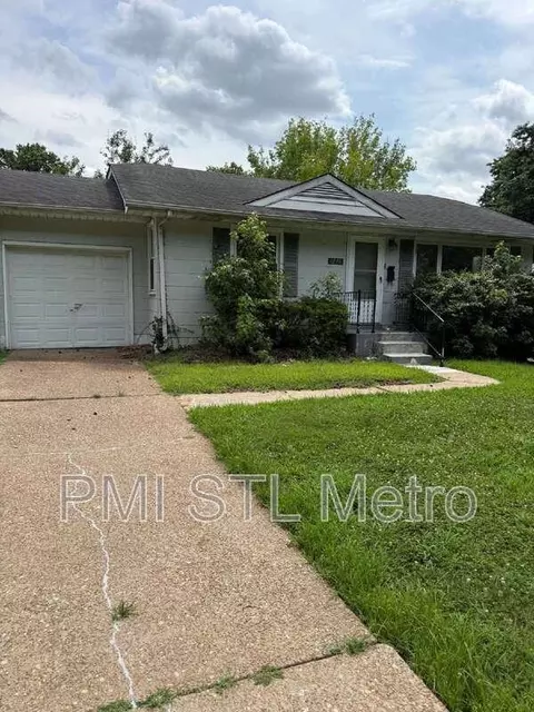 1246 Darr Dr, Bellefontaine Neighbors, MO 63137