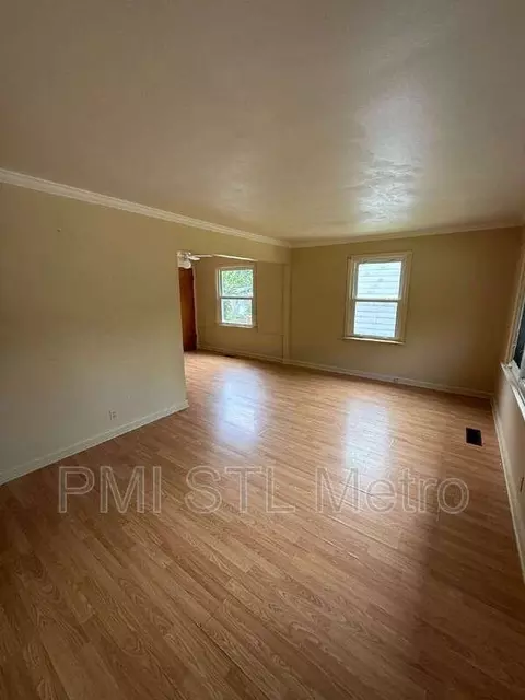 1246 Darr Dr, Bellefontaine Neighbors, MO 63137 photo 2