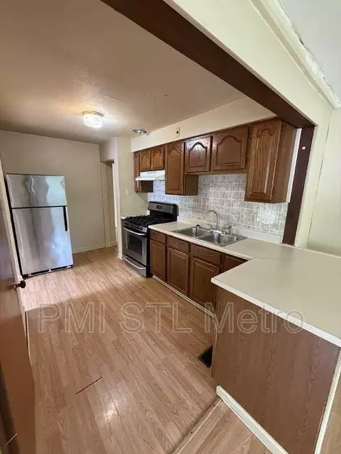 1246 Darr Dr, Bellefontaine Neighbors, MO 63137 photo 4