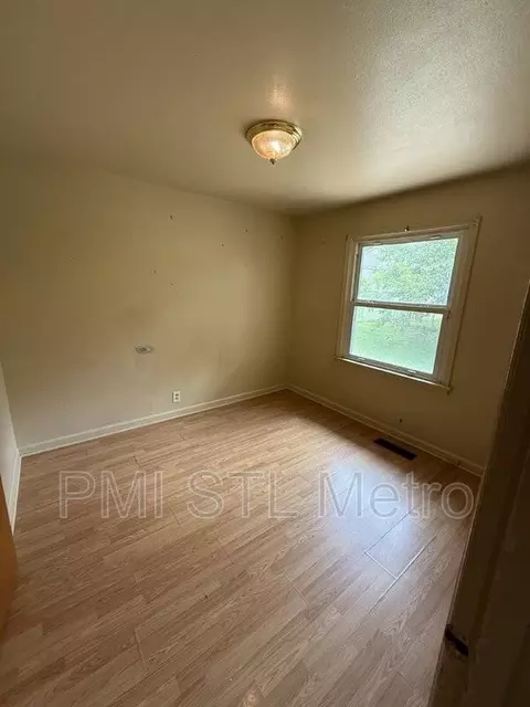 1246 Darr Dr, Bellefontaine Neighbors, MO 63137 photo 7