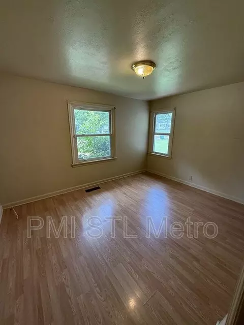 1246 Darr Dr, Bellefontaine Neighbors, MO 63137 photo 6