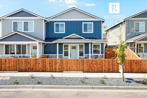 1105 Annalise St, Central Point, OR 97502