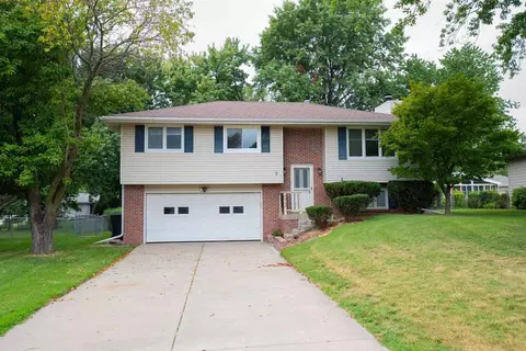 6012 Fleetwood Dr, Lincoln, NE 68516