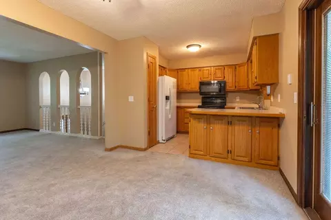6012 Fleetwood Dr, Lincoln, NE 68516
