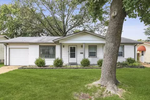 2223 Farnham Ln, Florissant, MO 63033