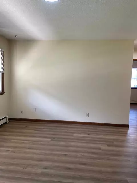 1075 33rd St #6, Des Moines, IA 50311