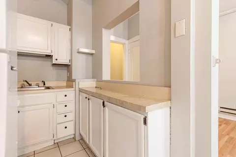 511 W Melrose St #101, Chicago, IL 60657