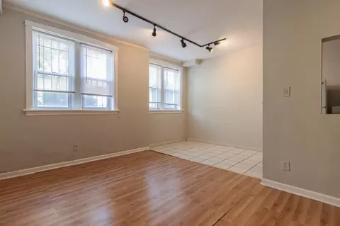 511 W Melrose St #101, Chicago, IL 60657