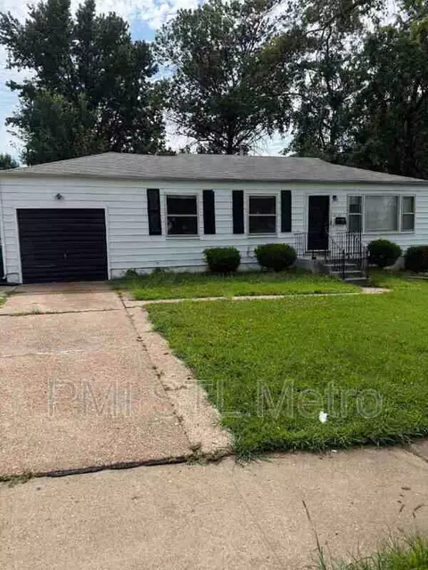 10235 Cabot Dr, Bellefontaine Neighbors, MO 63137