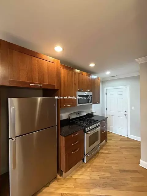 2250 W Morse Ave #1A, Chicago, IL 60645
