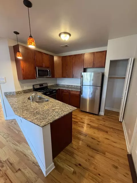 7225 N Rogers Ave #3, Chicago, IL 60645