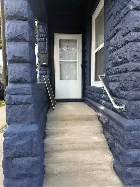 900 S 6th St #1, Milwaukee, WI 53204
